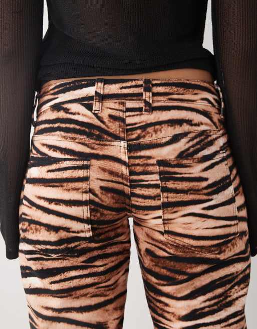 COLLUSION - Smalle bootcut jeans met lage taille in tijgerprint, 5 van 5