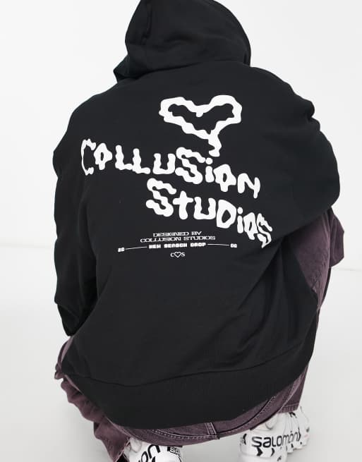 COLLUSION - Sort hættetrøje med 'studios'-print på ryggen