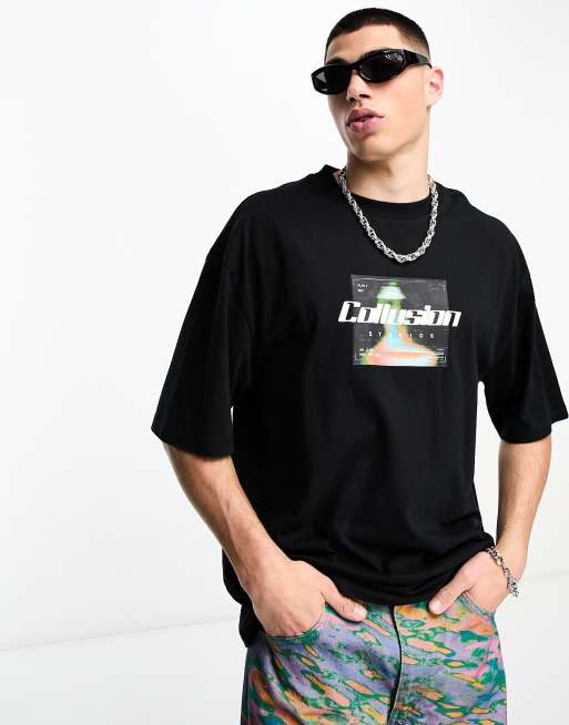 COLLUSION - Sort T-shirt med digitalt logoprint foran 