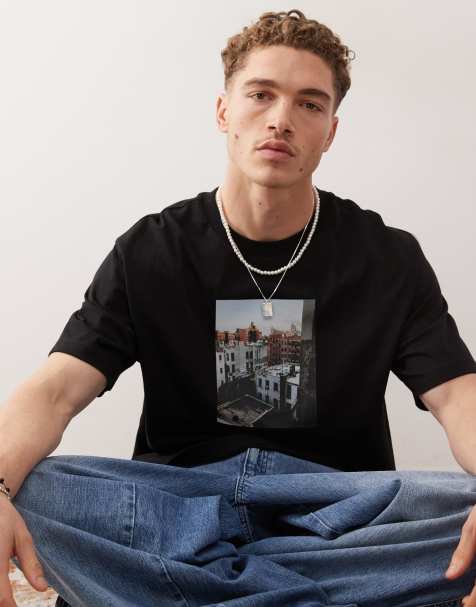 COLLUSION - Sort T-shirt med rygprint og byprint på brystet - view 1