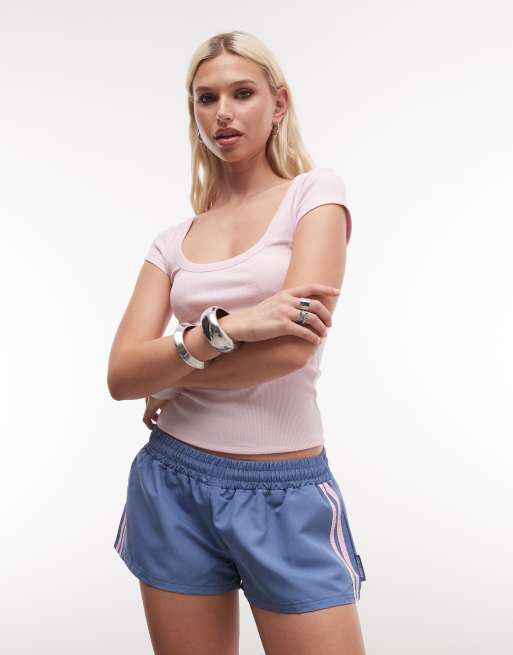 COLLUSION - Sportieve gestreepte bootyshort van nylon in blauw en roze, 2 van 5