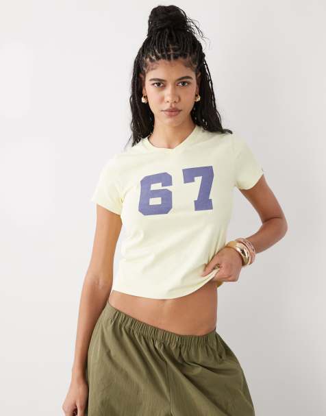COLLUSION – Sportowy T-shirt z dekoltem w szpic i nadrukiem liczby - view 1