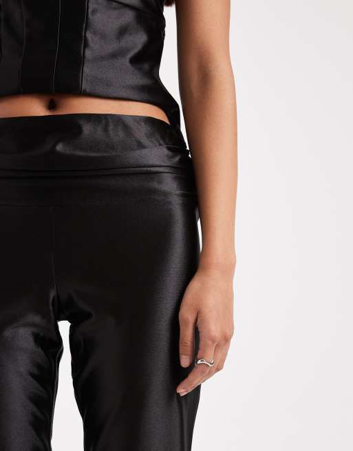 COLLUSION - Stretch-satijnen capri broek met lage taille in zwart, deel van co-ord set, 3 van 5