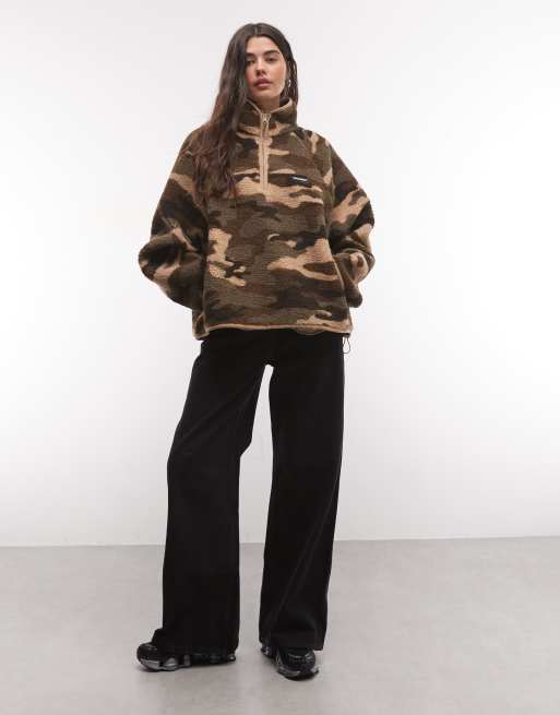 COLLUSION - sudadera de forro polar borg con estampado camuflaje, 2 de 4