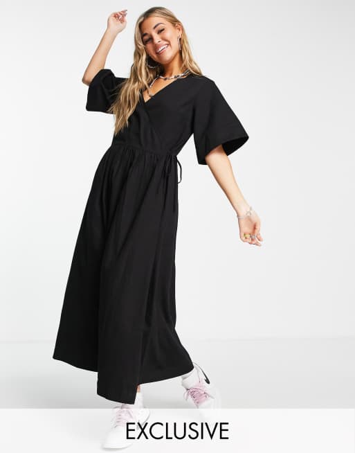 COLLUSION – Svart maxiklänning i twill med smock och omlottdesign