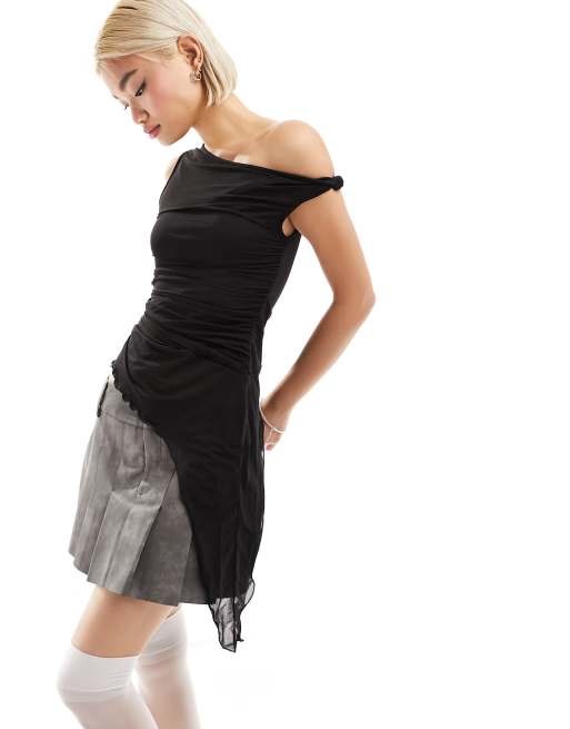 COLLUSION – Svart off shoulder-topp med ryschad kant