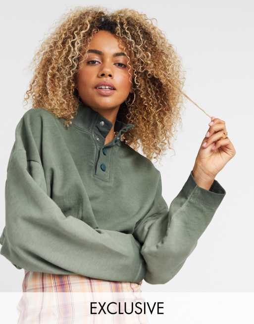COLLUSION – Sweatshirt mit Stehkragen und Druckknöpfen in verwaschenem Khaki