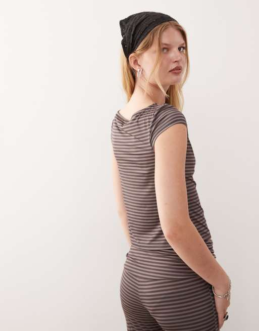 COLLUSION - T-shirt a righe color cioccolato con scollo a barchetta e maniche ad aletta, 4 di 4