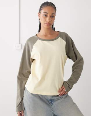 COLLUSION - T-shirt coupe carrée à manches raglan longues - Kaki et babeurre | ASOS