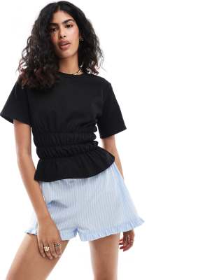 Thumbnail - COLLUSION - T-Shirt in Schwarz mit gesmokter Taille-Black