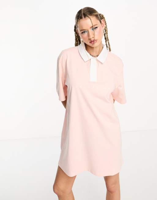 COLLUSION – T-Shirt-Kleid in Rosa mit Kragendetail 