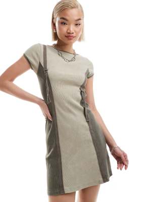 Collusion - T-Shirt-Minikleid in neutralen Farben mit Riemendetail