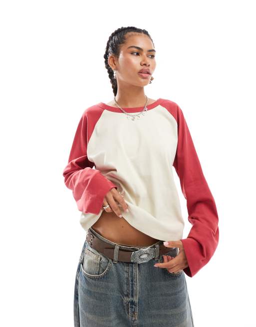 COLLUSION - T-shirt squadrata écru con dettagli bordeaux a contrasto e maniche raglan lunghe