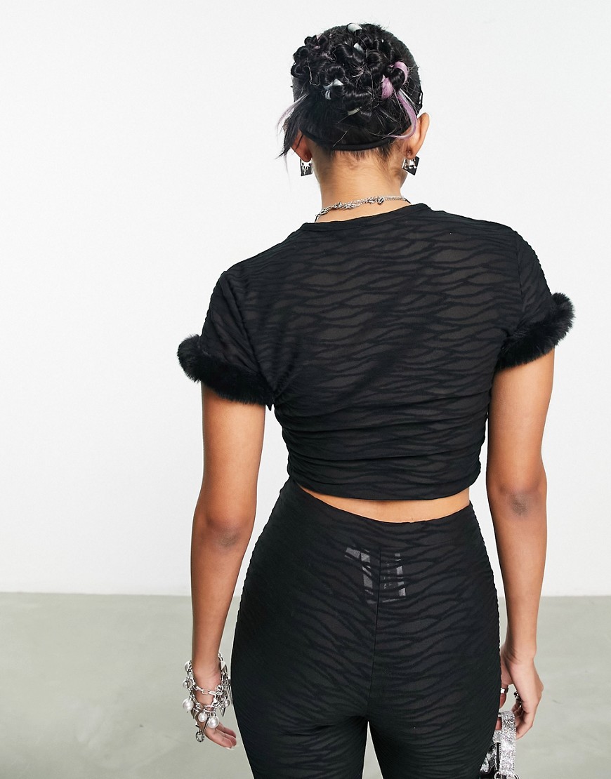 T-shirt testurizzata nera con finiture in pelliccia sintetica in coordinato-Nero - Collusion T-shirt donna  - immagine2