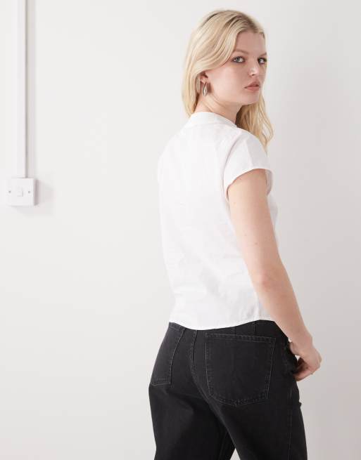 COLLUSION – Taillierte Bluse in Weiß mit Knopfdetail, 4 von 4