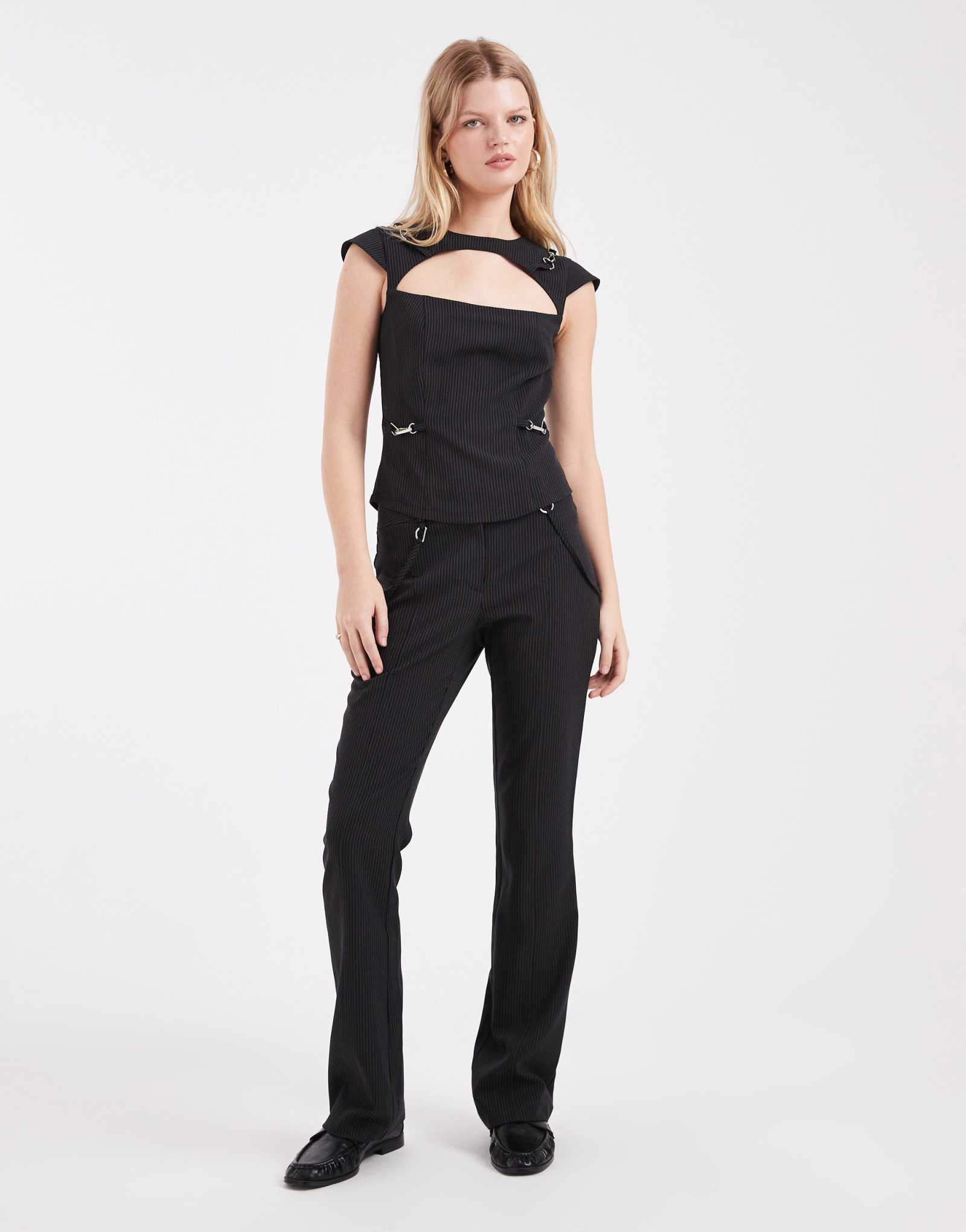 Сшитые на заказ брюки в тонкую полоску с пряжкой черного цвета - часть комплекта