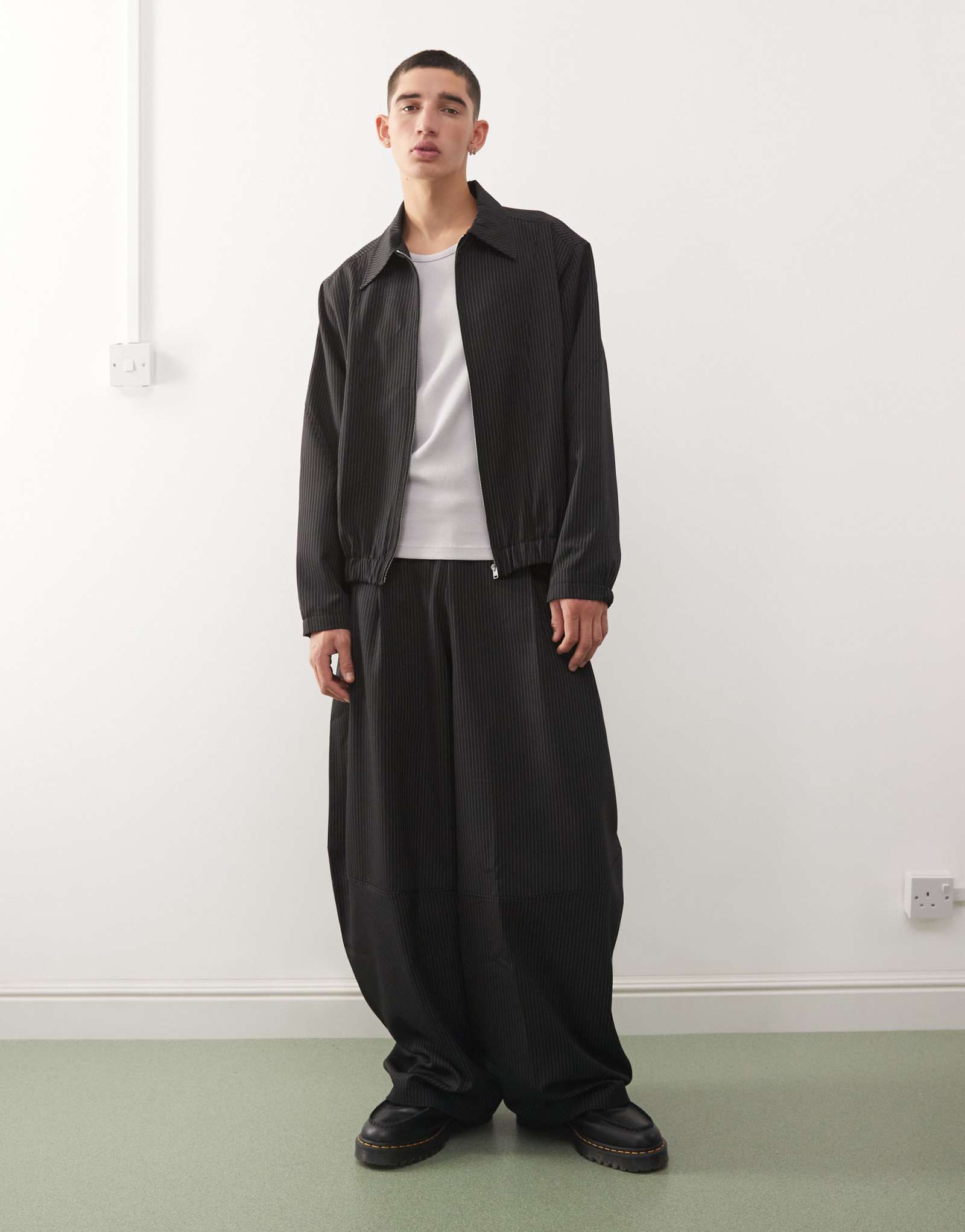 Сшитые специально для сговора брюки-баллончики в тонкую полоску