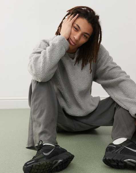 COLLUSION – Teddyfell-Sweatshirt in Grau mit eingekerbtem Ausschnitt - view 1