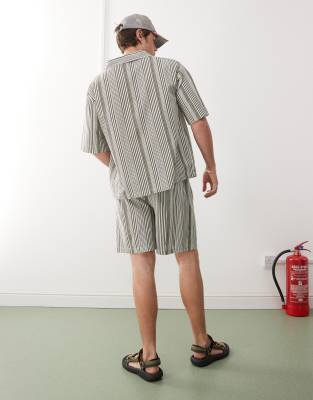 Collusion Textured Woven Shorts In Neutral