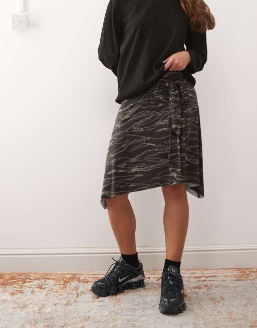 COLLUSION tie waist ring detail skirt in tiger camo print, 4 of 5