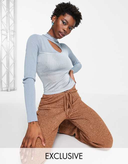 COLLUSION - Top a incrocio in maglia blu con cut-out