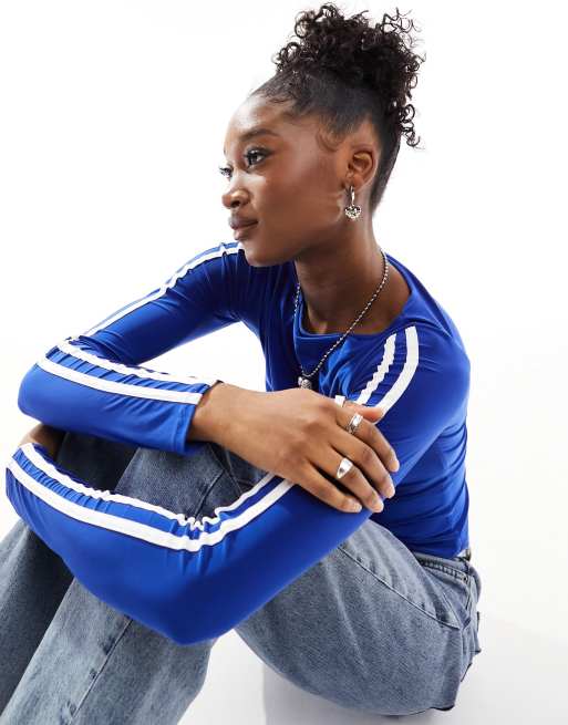 COLLUSION - Top a maniche lunghe con scollo a barchetta blu con righe