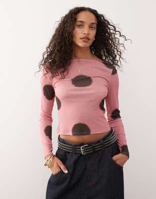 COLLUSION - Top à pois avec encolure bateau et manches longues - Rose