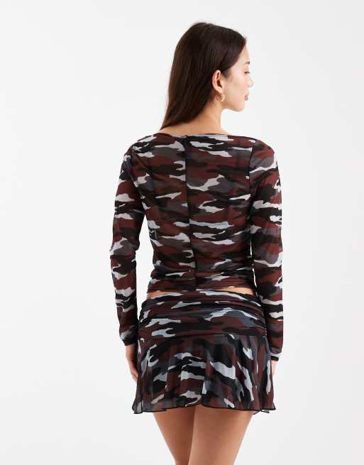 COLLUSION - Top en tulle à encolure bateau et manches longues - Rouge camouflage, 2 de 4