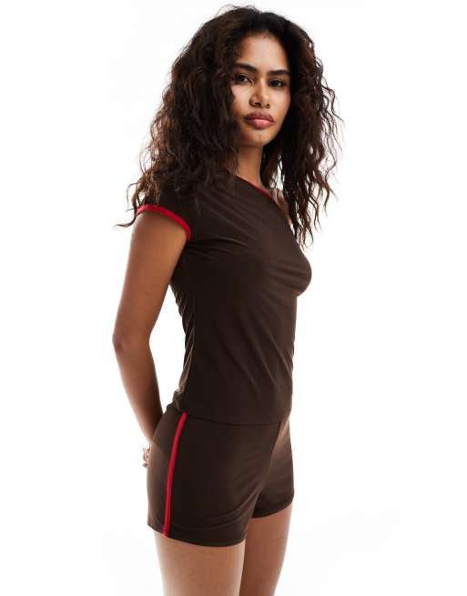 COLLUSION - Top sportivo cioccolato e rosso con spalle scese