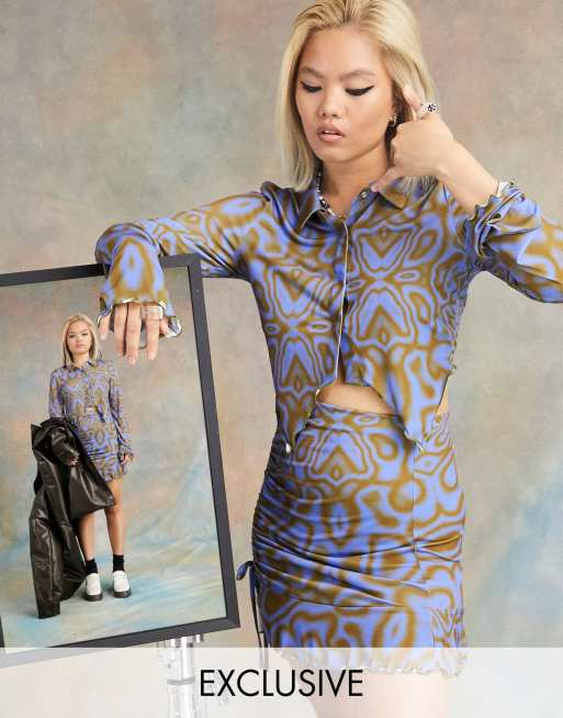 COLLUSION - Top van mesh met lange mouwen, kraagje en wervelprint in blauw 