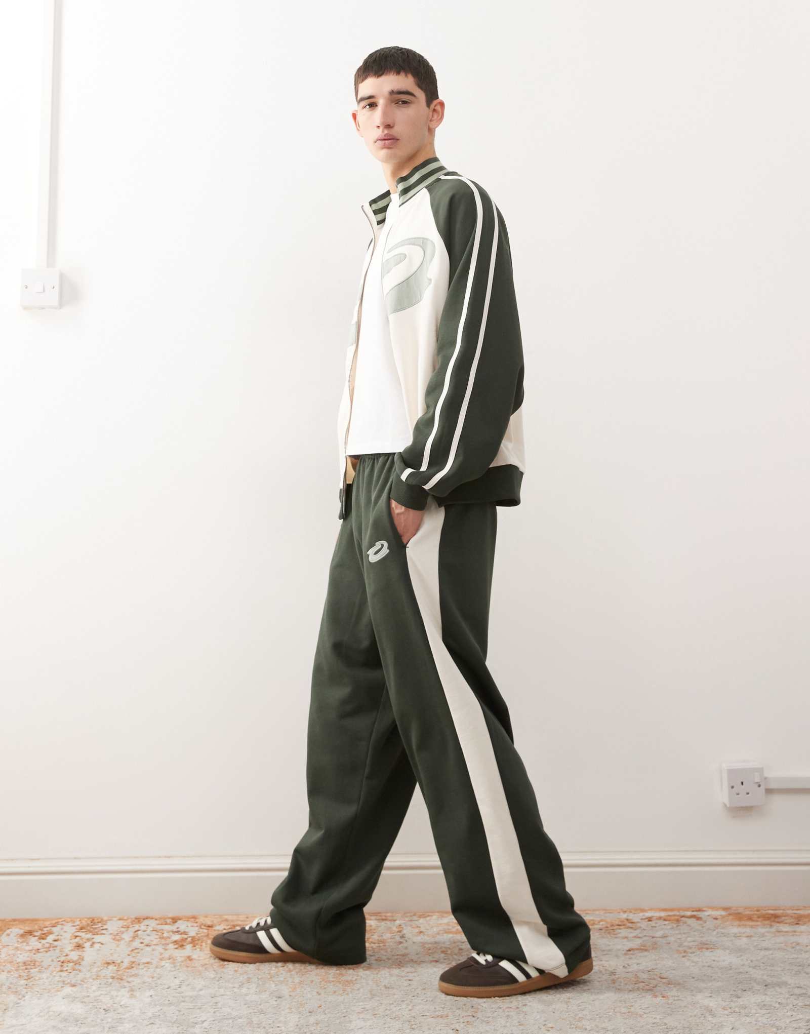 Спортивные брюки COLLUSION цвета экрю и зеленого - часть комплекта