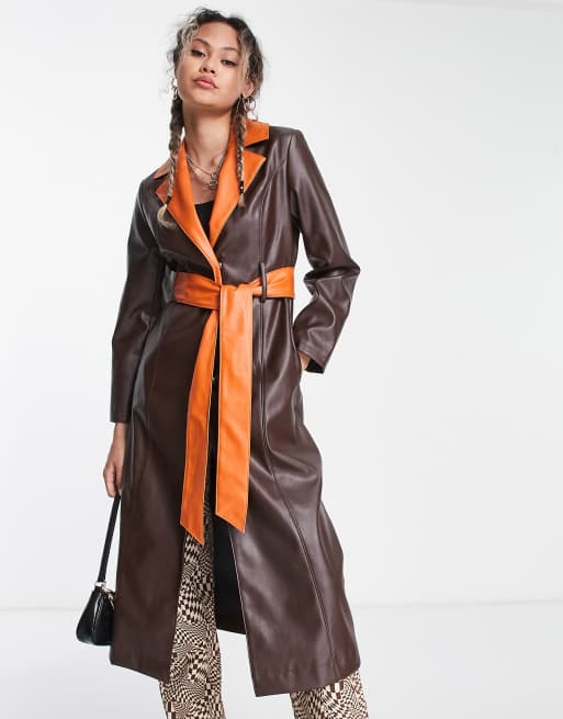 COLLUSION – Trenchcoat aus Kunstleder in Schokoladenbraun mit Kontrastdetails in Orange