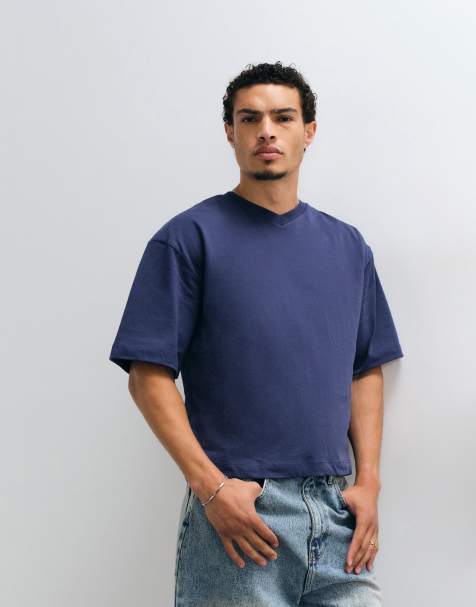 COLLUSION tætsiddende T-shirt med v-hals i navy - view 1