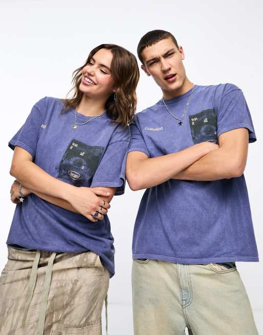 COLLUSION – Unisex – Blå t-shirt med vykortstryck baktill 
