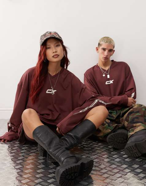 COLLUSION - Unisex - Bordeaux sporty T-shirt med V-hals og fodbolddesign - view 1