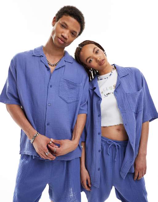 COLLUSION Unisex - Camicia oversize blu lavanda testurizzata a maniche corte con bordi grezzi e colletto a rever
