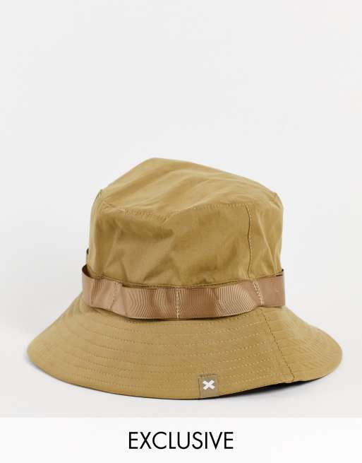 COLLUSION Unisex - Cappello da pescatore color pietra con laccetto sotto il mento