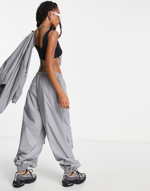 COLLUSION Unisex – Cargo-Jogginghose in Oversize-Passform aus silberfarbenem reflektierendem Stoff, Kombiteil, 2 von 4