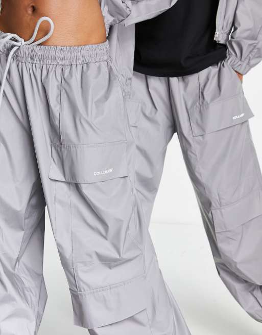 COLLUSION Unisex – Cargo-Jogginghose in Oversize-Passform aus silberfarbenem reflektierendem Stoff, Kombiteil, 3 von 4