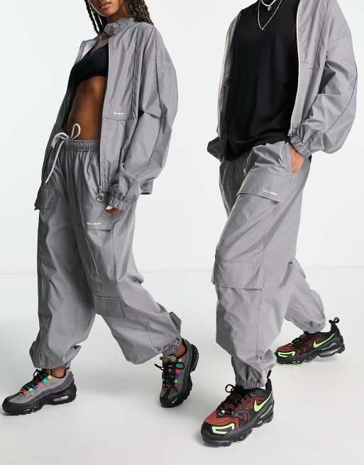 COLLUSION Unisex – Cargo-Jogginghose in Oversize-Passform aus silberfarbenem reflektierendem Stoff, Kombiteil, 4 von 4