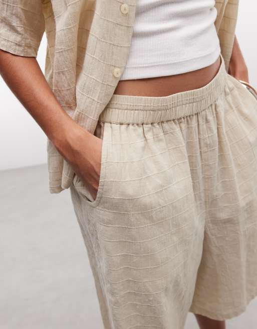 COLLUSION Unisex check grid oversized beach jorts in neutral, 3 of 4