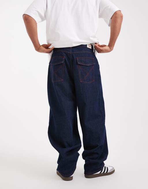 COLLUSION Unisex - Circular Design Collection - Jeans med antifit-pasform og røde topsømme i skyllet vask, 3 af 5