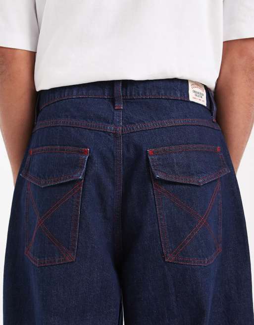 COLLUSION Unisex – Circular Design Collection – Niebieskie jeansy antifit z czerwonymi szwami, 4 z 5
