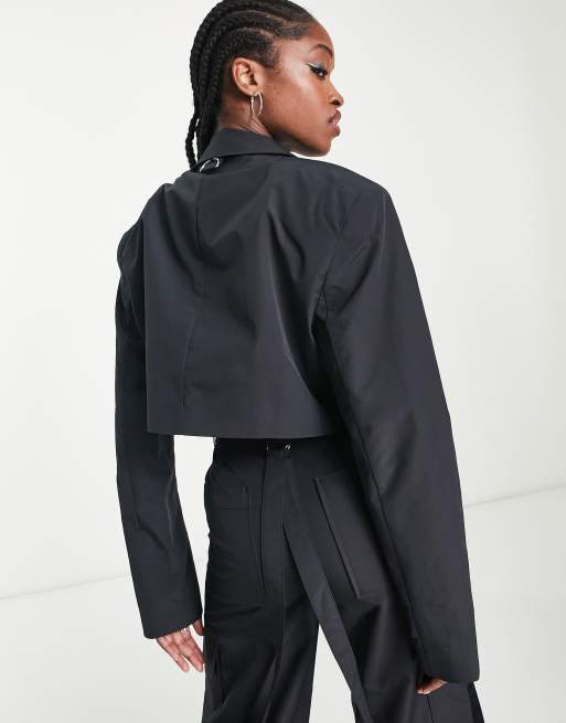 COLLUSION Unisex - Cropped single-breasted blazer in zwart met print in dezelfde tint, deel van co-ord set, 3 van 4