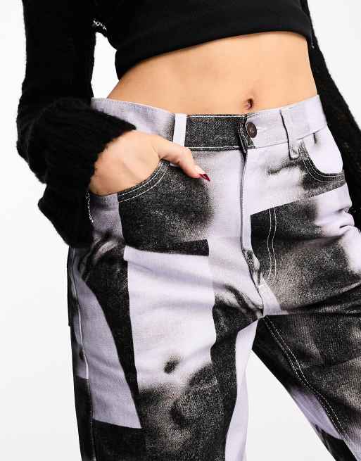 COLLUSION Unisex festival vintage printed faces baggy jean in monochrome, 2 of 4