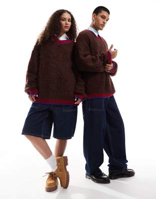 COLLUSION Unisex - Flauschiger Oversize-Pullover in Braun mit V-Ausschnitt