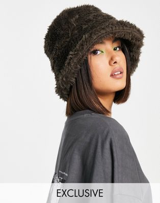 COLLUSION Unisex fluffy bucket hat in brown