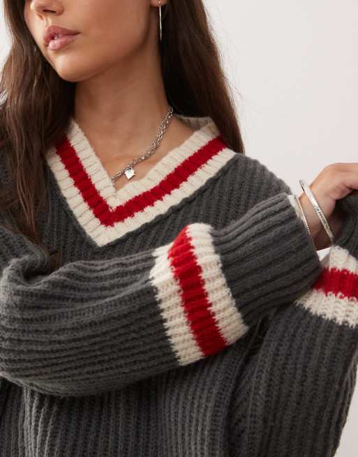 COLLUSION Unisex - Gebreide trui met V-hals in grijs met rood detail, 3 van 4