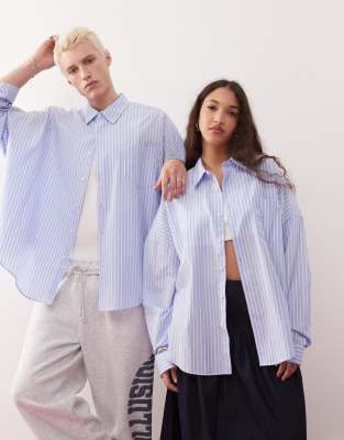 COLLUSION - Unisex - Gestreiftes Oversize-Hemd in Blau-Weiß