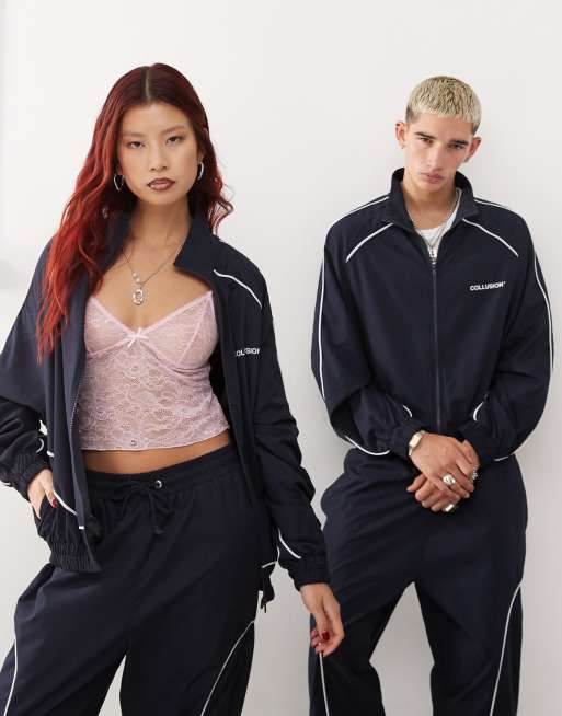 COLLUSION Unisex - Giacca in nylon blu navy con stampa e cuciture a contrasto in coordinato, 3 di 4
